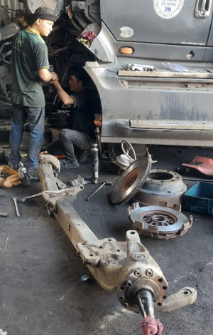L&agrave;m gầm m&aacute;y
